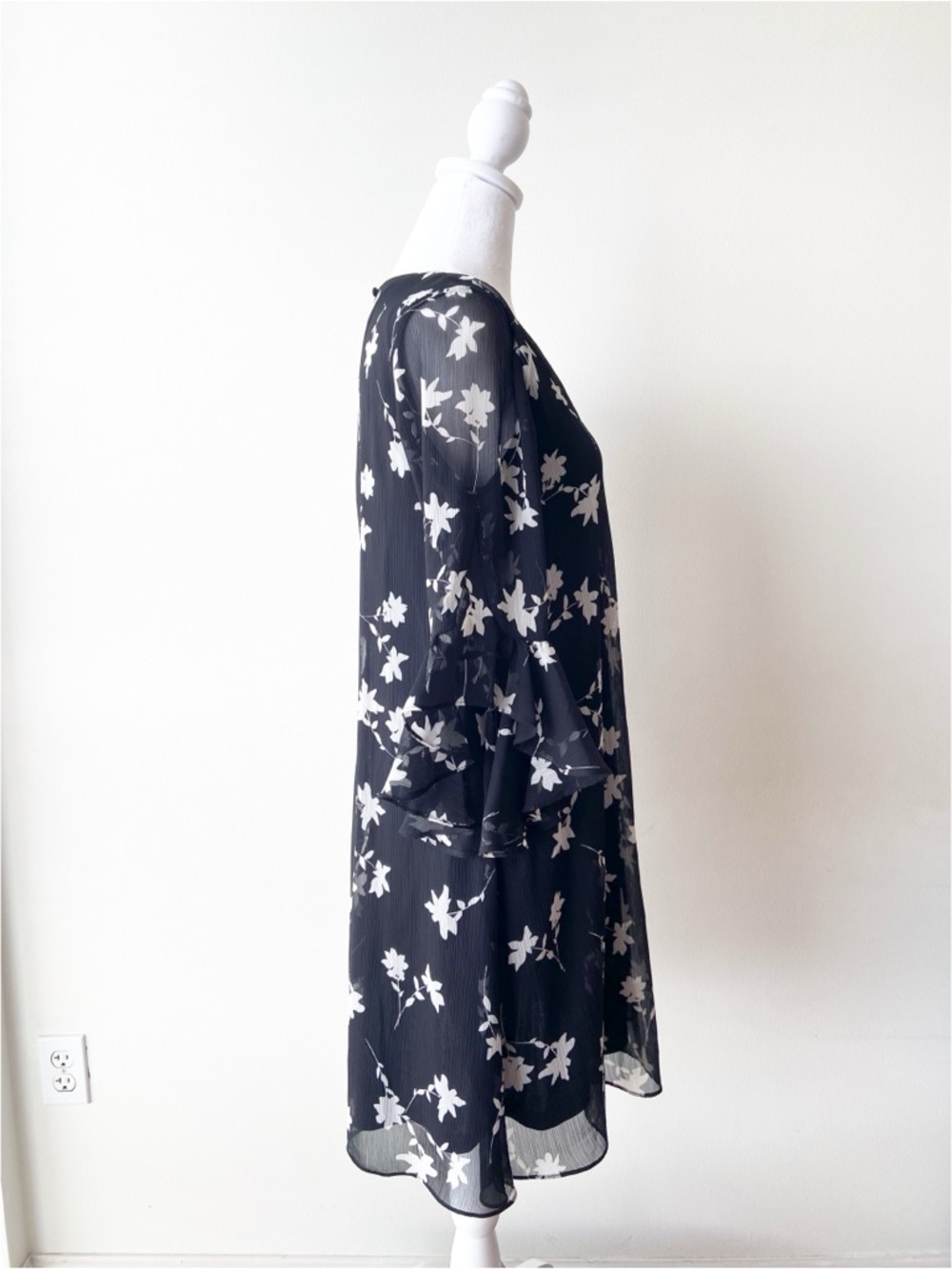 Calvin Klein Black Floral Ruffle Sleeve Dress Size 6 - Picture 2 of 7